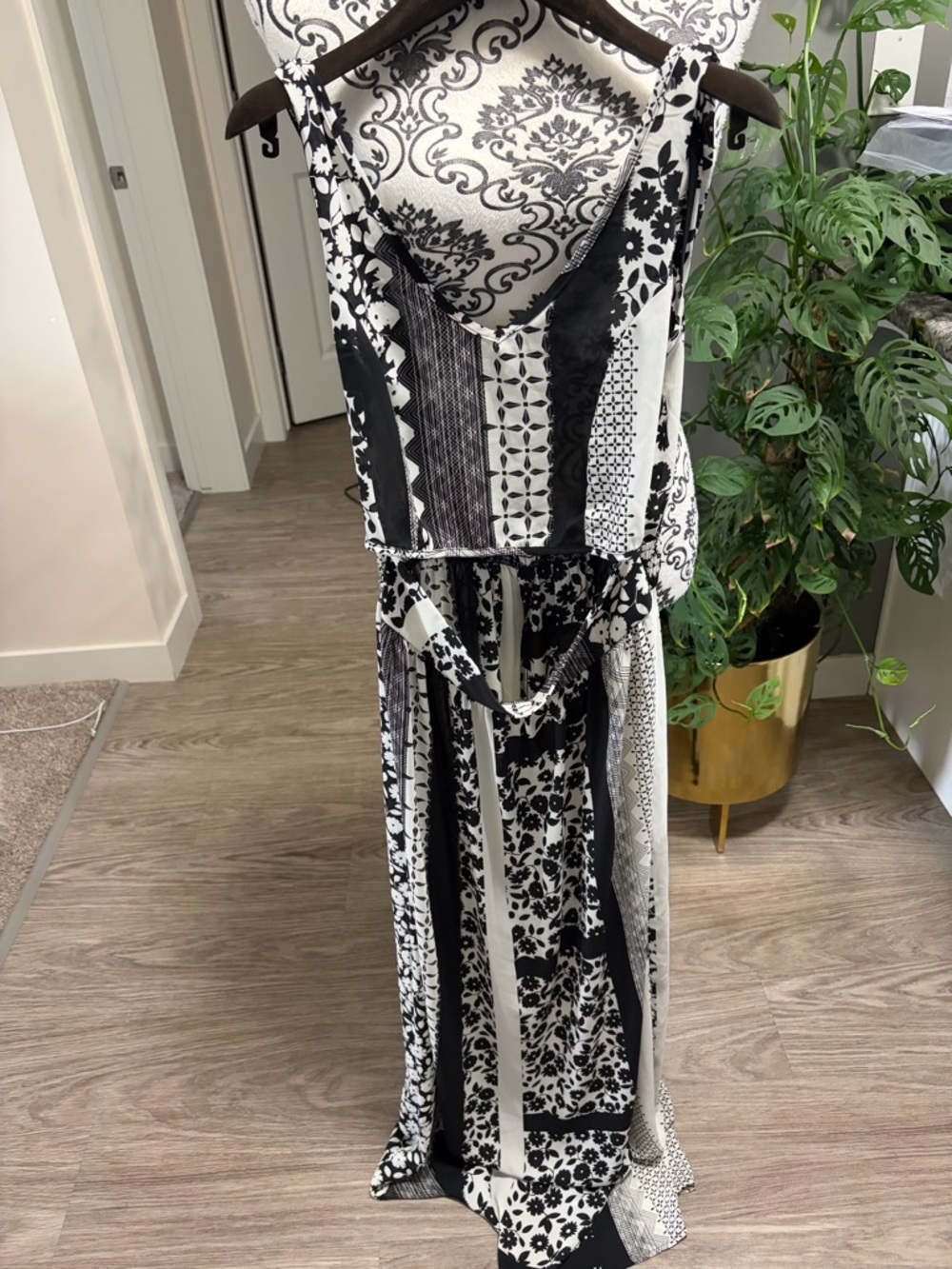 ROMEO & Juliet Couture - “NWOT” Black and White Floral Maxi Dress